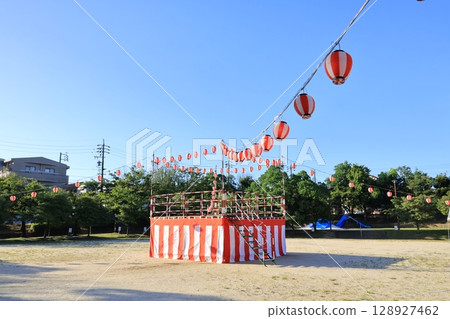 A scene of the venue waiting for the Bon Odori dance 128927462