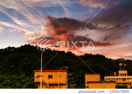 2025年夏：茜草雲籠罩奈良佈目水壩西側的天空。山腰上出現了一朵巨大的茜草雲。 128927669