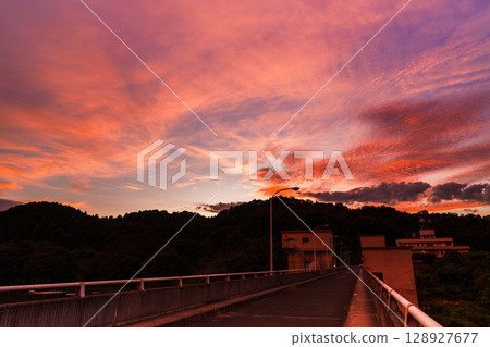 Summer 2025: Scarlet clouds covering the sky west of Nara Nunome Dam. Huge clouds and scale clouds② Summer 2025: Scarlet clouds covering the sky west of Nara Nunome Dam. Huge clouds and scale clouds② 128927677