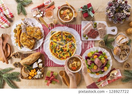 Usual dinner table Christmas Usual dinner table Christmas 128927722