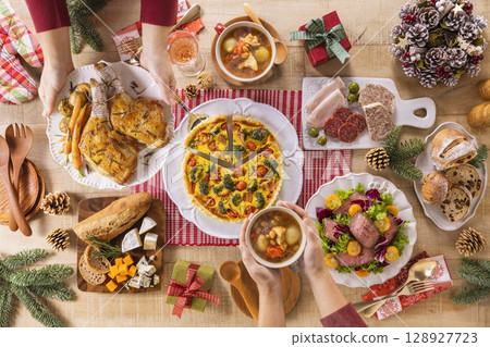 Usual dinner table Christmas Usual dinner table Christmas 128927723