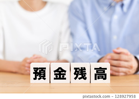 Block of deposit balance and middle-aged couple 128927958