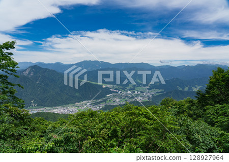 從新潟縣湯澤町峰山觀景台看到的夏季湯澤町 128927964