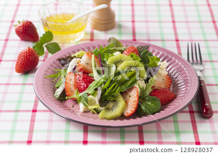 草莓嫩葉沙拉 草莓嫩葉沙拉 128928037