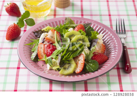 Strawberry and baby leaf salad 128928038