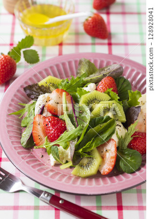 草莓嫩葉沙拉 128928041