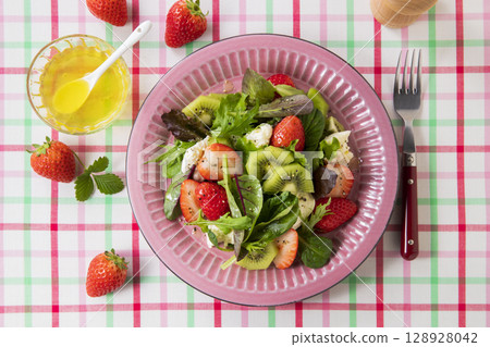 草莓嫩葉沙拉 128928042