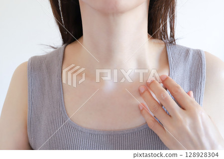Women's clavicle and décolletage Women's clavicle and décolletage 128928304