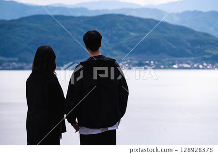 A couple looking out at Lake Suwa from Tateishi Park 128928378