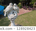 Cute bird sculpture - A pair of birds in the garden 128928423