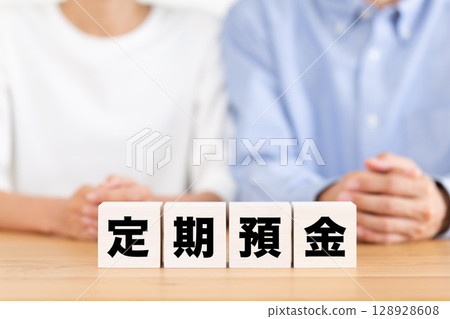 定期存款區塊和中間夫婦 128928608