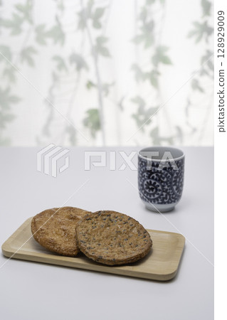 Tea and rice crackers 128929009