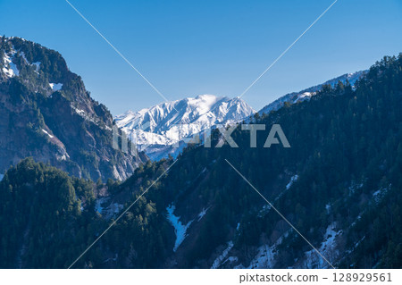 從黑部水壩（黑部水壩）眺望北阿爾卑斯後立山山脈的積雪殘留的山脊線（天狗的奧達里至白馬山） 128929561