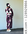 The back of a woman wearing a kimono 128929866
