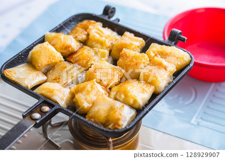 用熱三明治機製作甜點:香蕉 用熱三明治機製作甜點:香蕉 128929907