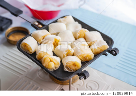 製作脆皮香蕉-戶外烹飪 製作脆皮香蕉-戶外烹飪 128929914