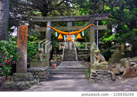 The grounds and stairs of Ose Shrine, famous for its sacred freshwater pond, Osezaki, Izu Peninsula, Chubu region, Nishiura, Numazu city, Shizuoka prefecture (1) The grounds and stairs of Ose Shrine, famous for its sacred freshwater pond, Osezaki, Izu Peninsula, Chubu region, Nishiura, Numazu city, Shizuoka prefecture (1) 128930289