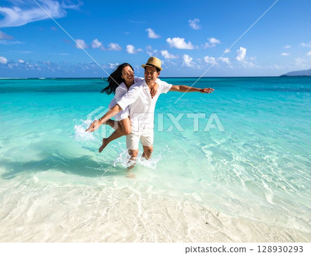 一對夫婦在美麗的熱帶海灘上玩耍 128930293