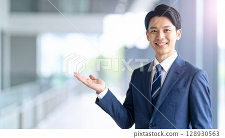 一位年輕的商人提供指導 一位年輕的商人提供指導 128930563