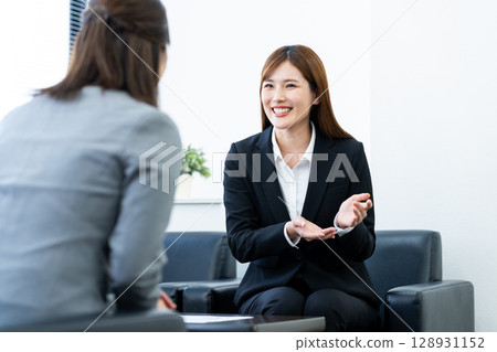 打開的女商人 128931152