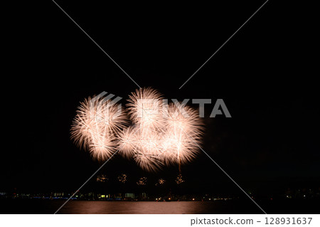 夏日夜空中綻放的煙火<桑名水鄉煙火大會2025> 128931637
