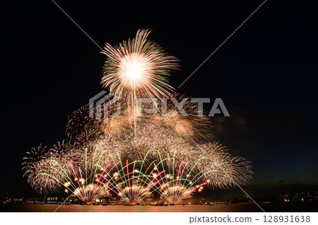 夏日夜空中綻放的煙火<桑名水鄉煙火大會2025> 128931638