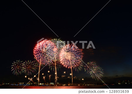 Fireworks blooming in the summer night sky <Kuwana Suigo Fireworks Festival 2025> 128931639