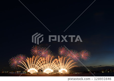 Fireworks blooming in the summer night sky <Kuwana Suigo Fireworks Festival 2025> Fireworks blooming in the summer night sky <Kuwana Suigo Fireworks Festival 2025> 128931646