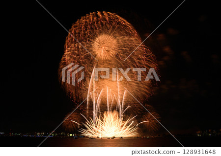 Fireworks blooming in the summer night sky <Kuwana Suigo Fireworks Festival 2025> 128931648