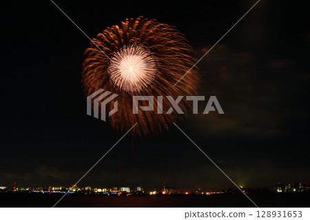 夏日夜空中綻放的煙火<桑名水鄉煙火大會2025> 夏日夜空中綻放的煙火<桑名水鄉煙火大會2025> 128931653