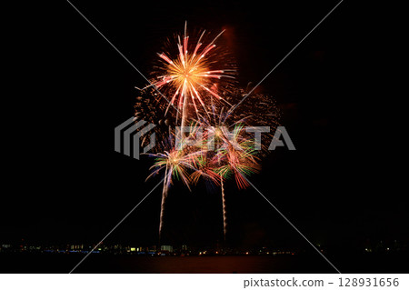 Fireworks blooming in the summer night sky <Kuwana Suigo Fireworks Festival 2025> Fireworks blooming in the summer night sky <Kuwana Suigo Fireworks Festival 2025> 128931656
