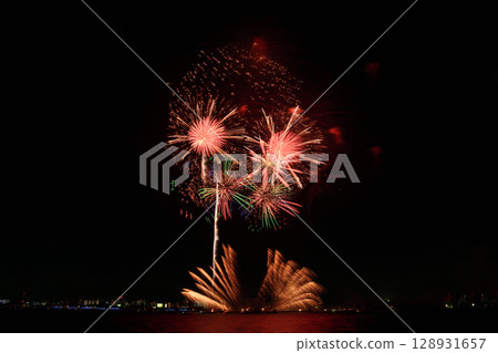 夏日夜空中綻放的煙火<桑名水鄉煙火大會2025> 128931657