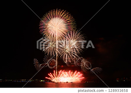 Fireworks blooming in the summer night sky <Kuwana Suigo Fireworks Festival 2025> Fireworks blooming in the summer night sky <Kuwana Suigo Fireworks Festival 2025> 128931658