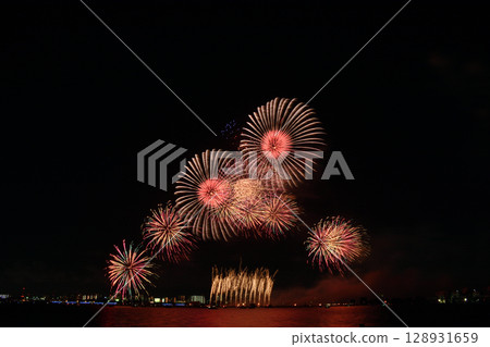 Fireworks blooming in the summer night sky <Kuwana Suigo Fireworks Festival 2025> 128931659