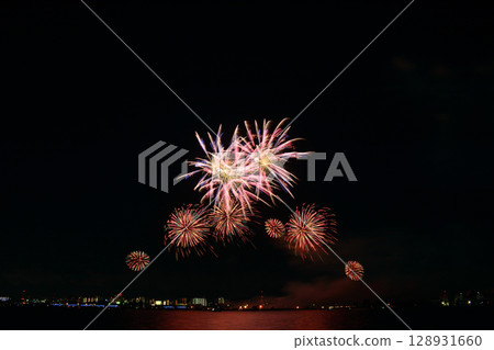 Fireworks blooming in the summer night sky <Kuwana Suigo Fireworks Festival 2025> 128931660