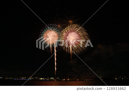 Fireworks blooming in the summer night sky <Kuwana Suigo Fireworks Festival 2025> Fireworks blooming in the summer night sky <Kuwana Suigo Fireworks Festival 2025> 128931662