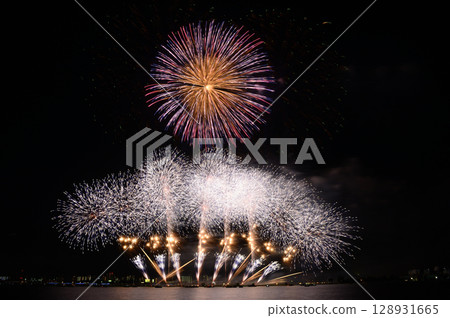 Fireworks blooming in the summer night sky <Kuwana Suigo Fireworks Festival 2025> 128931665