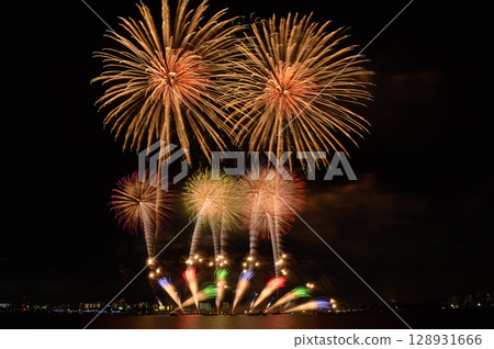 夏日夜空中綻放的煙火<桑名水鄉煙火大會2025> 128931666