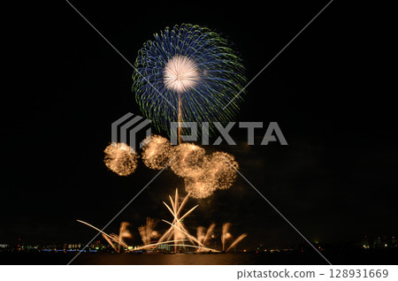 夏日夜空中綻放的煙火<桑名水鄉煙火大會2025> 128931669