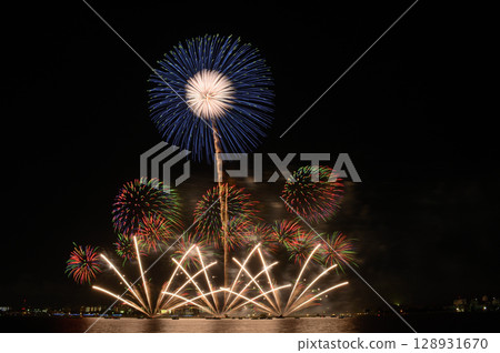 Fireworks blooming in the summer night sky <Kuwana Suigo Fireworks Festival 2025> Fireworks blooming in the summer night sky <Kuwana Suigo Fireworks Festival 2025> 128931670