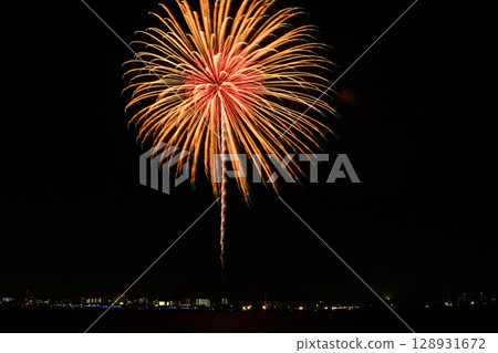 Fireworks blooming in the summer night sky <Kuwana Suigo Fireworks Festival 2025> 128931672