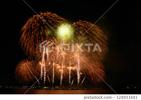 夏日夜空中綻放的煙火<桑名水鄉煙火大會2025> 128931681