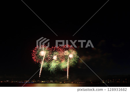 夏日夜空中綻放的煙火<桑名水鄉煙火大會2025> 128931682
