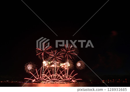 Fireworks blooming in the summer night sky <Kuwana Suigo Fireworks Festival 2025> Fireworks blooming in the summer night sky <Kuwana Suigo Fireworks Festival 2025> 128931685
