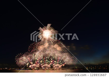 夏日夜空中綻放的煙火<桑名水鄉煙火大會2025> 128931687