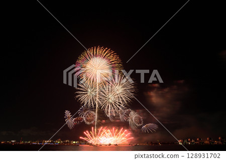 夏日夜空中綻放的煙火<桑名水鄉煙火大會2025> 128931702
