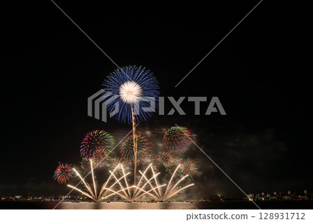 夏日夜空中綻放的煙火<桑名水鄉煙火大會2025> 夏日夜空中綻放的煙火<桑名水鄉煙火大會2025> 128931712