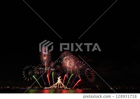 Fireworks blooming in the summer night sky <Kuwana Suigo Fireworks Festival 2025> Fireworks blooming in the summer night sky <Kuwana Suigo Fireworks Festival 2025> 128931718