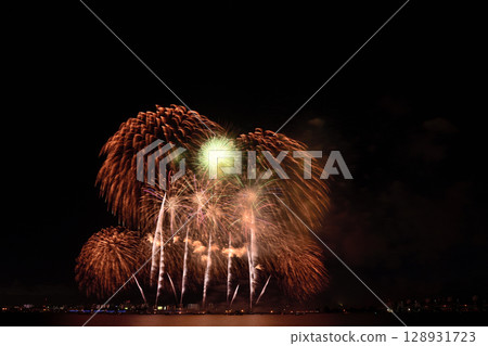 夏日夜空中綻放的煙火<桑名水鄉煙火大會2025> 128931723