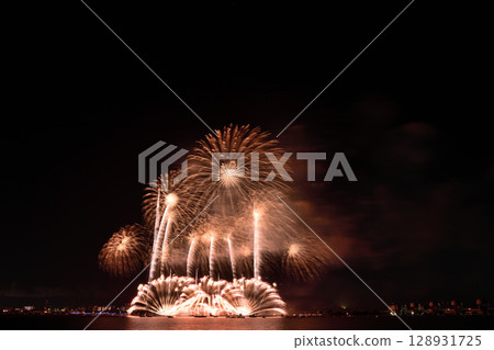 Fireworks blooming in the summer night sky <Kuwana Suigo Fireworks Festival 2025> Fireworks blooming in the summer night sky <Kuwana Suigo Fireworks Festival 2025> 128931725